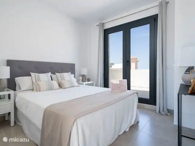 Comprar una casa paredada en España, Mallorca, Cala Romántica - Villa de nueva construcción con techo 2 bajo 1