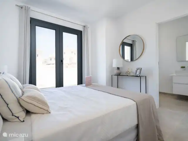 Comprar una casa paredada en España, Mallorca, Cala Romántica - Villa de nueva construcción con techo 2 bajo 1