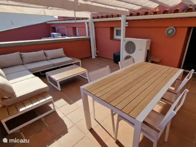 Comprar una penthouse en España, Costa Brava, Roses - Dúplex moderno 250m playa - centro  Amplia terraza en la azotea con sala de estar y mesa de comedor para