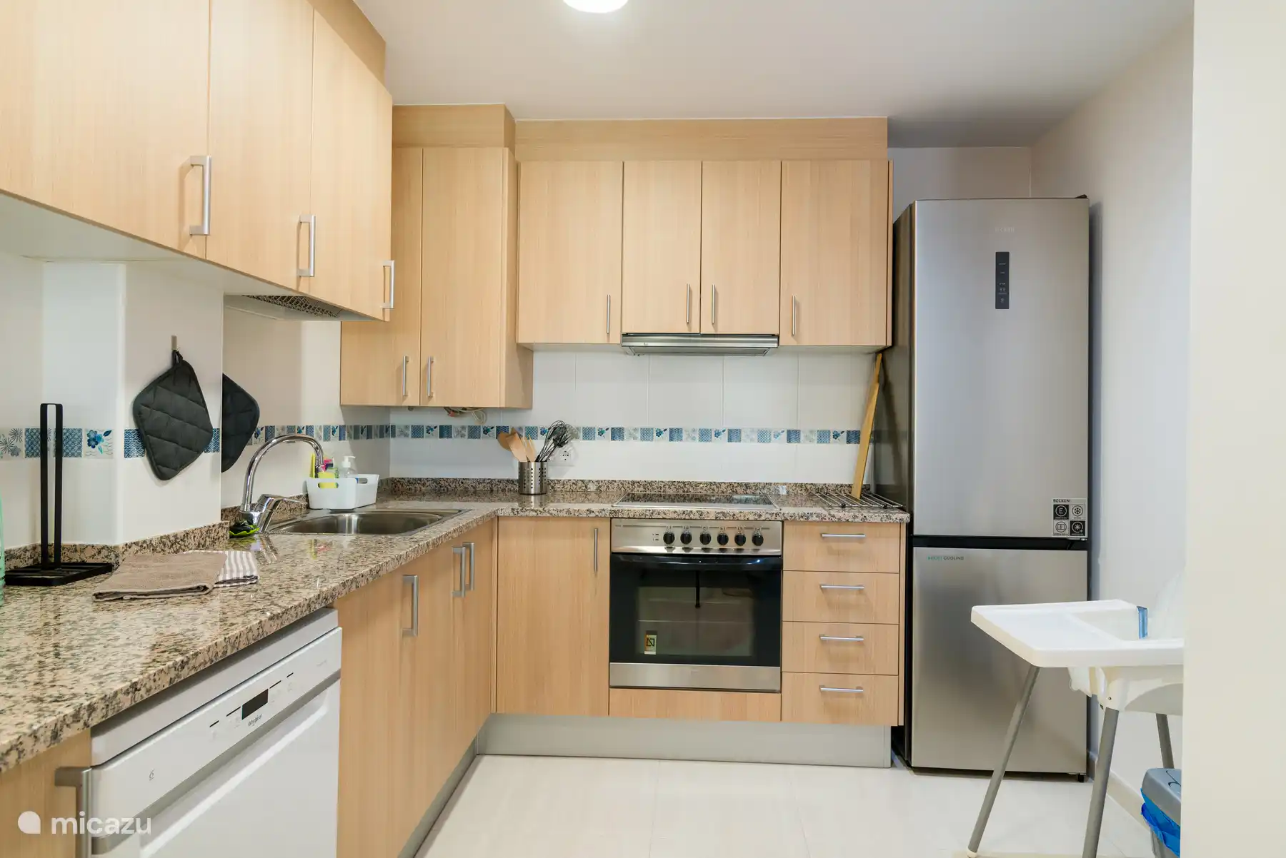 Cocina totalmente equipada con electrodomésticos modernos. 