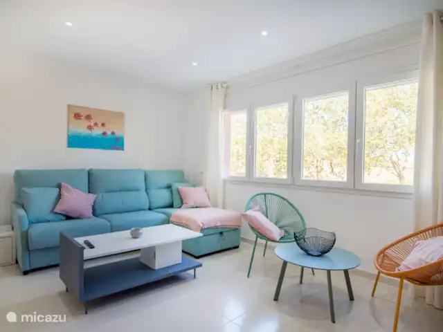 Comprar una penthouse en España, Costa Brava, Roses - Dúplex moderno 250m playa - centro  Amplia y luminosa sala de estar con vista a la Ciudadela