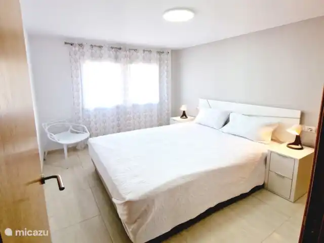 Comprar una penthouse en España, Costa Brava, Roses - Dúplex moderno 250m playa - centro  Dormitorio 2 con armarios empotrados