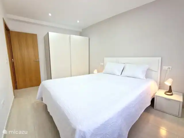 Comprar una penthouse en España, Costa Brava, Roses - Dúplex moderno 250m playa - centro  Dormitorio 1 con closet