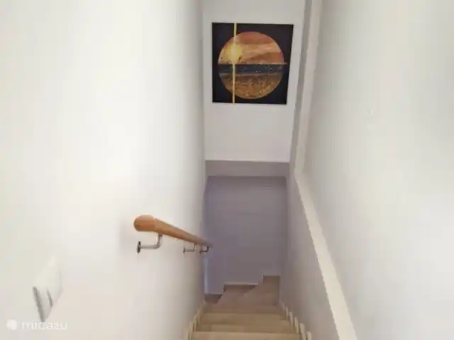 Comprar una penthouse en España, Costa Brava, Roses - Dúplex moderno 250m playa - centro  Las escaleras conducen a las 2 terrazas y al dormitorio, con baño en suite.