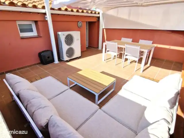 Comprar una penthouse en España, Costa Brava, Roses - Dúplex moderno 250m playa - centro  Bonita y espaciosa terraza en la azotea con sala de estar y mesa de comedor, puede cerrar el techo desde dos lados. ¡De esta manera siempre puedes comer fuera!