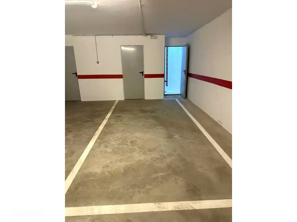 Plaza de aparcamiento y cobertizo en el garaje debajo del edificio