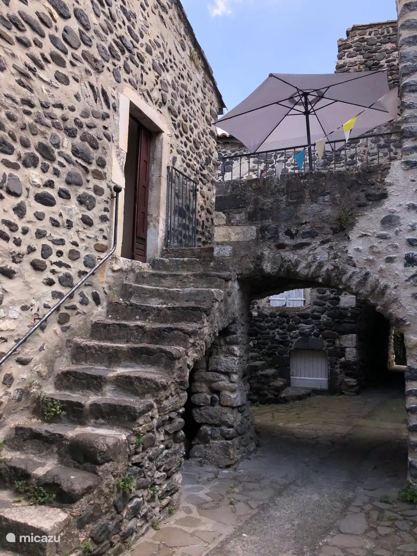 Escalier menant à la terrasse et au salon