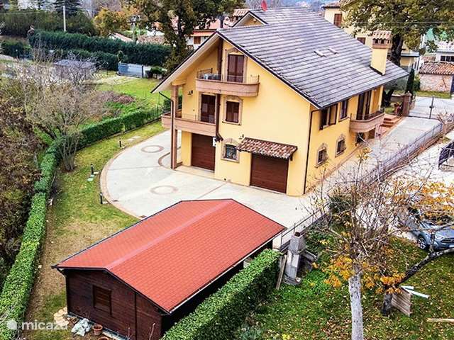 Comprar una casa de vacaciones en Italia, Marche, Fabriano – villa Villa en venta a través de San Donato