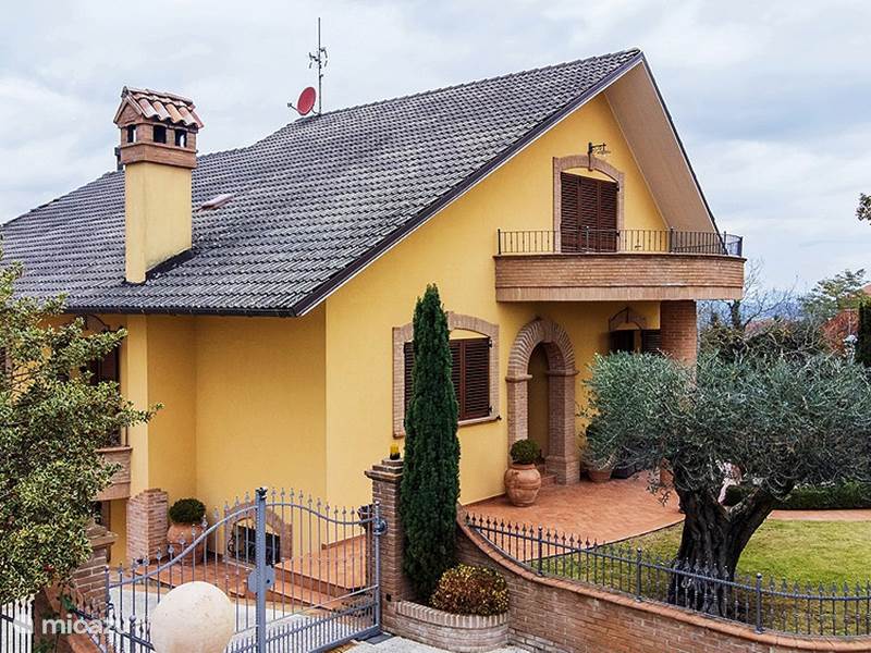 Villa en venta a través de San Donato