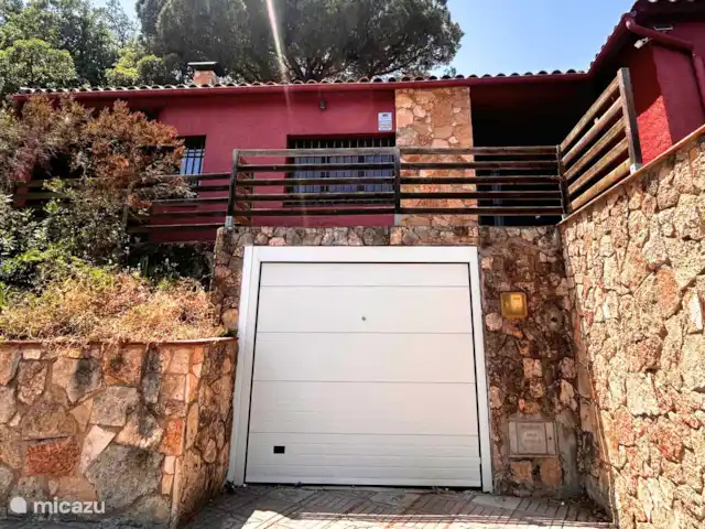 Comprar una chalet en España, Costa Brava, Santa Cristina d'Aro - Chalet con jardín y piscina
