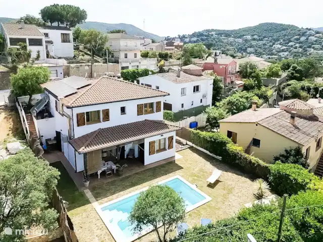 Comprar una villa en España, Costa Brava, Calonge - Casa en urbanización Mas Pere
