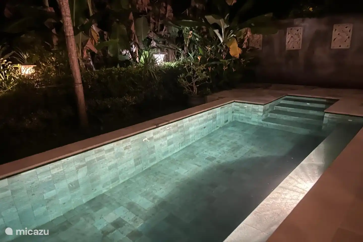 Piscina con iluminación