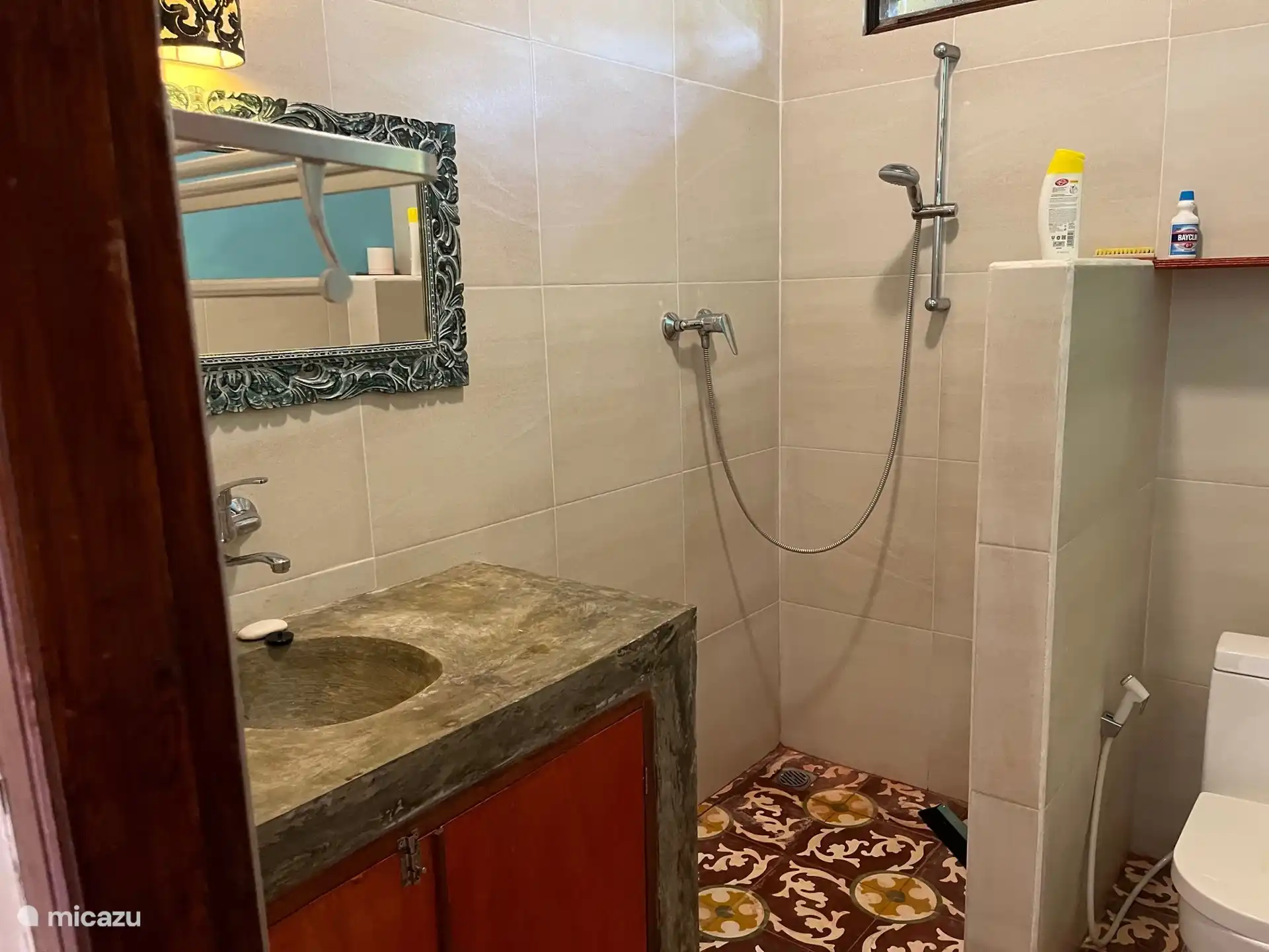 baño y inodoro