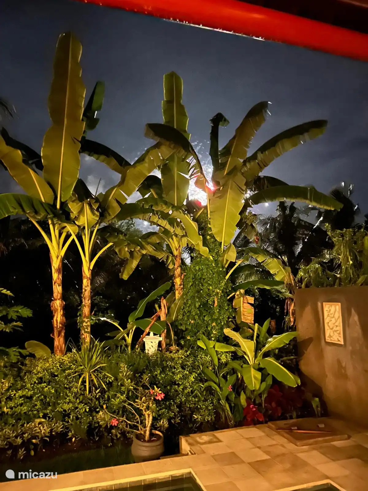 Alrededor de la casa Sawa y detrás de ella el mar