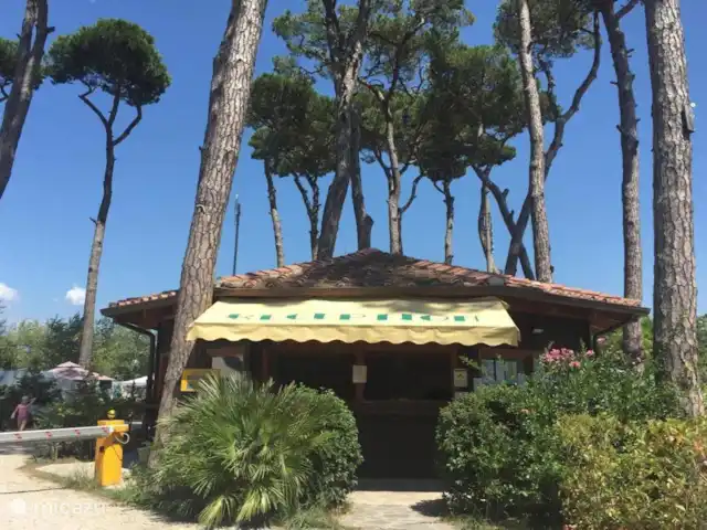 Comprar una mobil home / caravana en Italia – Chalet con aire acondicionado + terraza cubierta