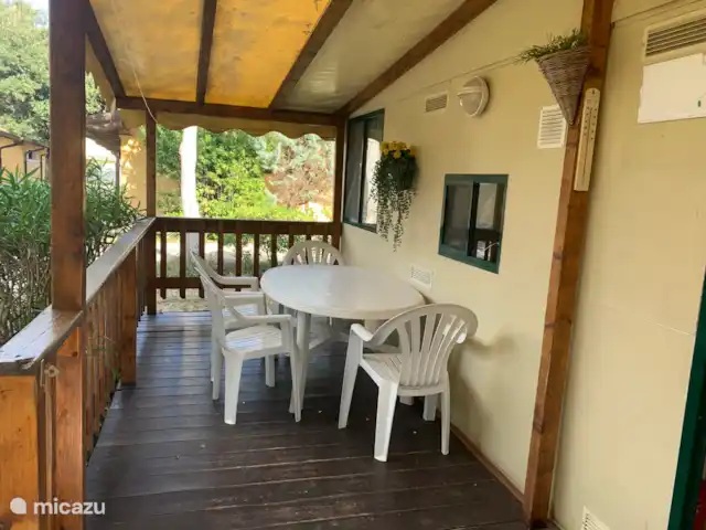 Comprar una mobil home / caravana en Italia – Chalet con aire acondicionado + terraza cubierta