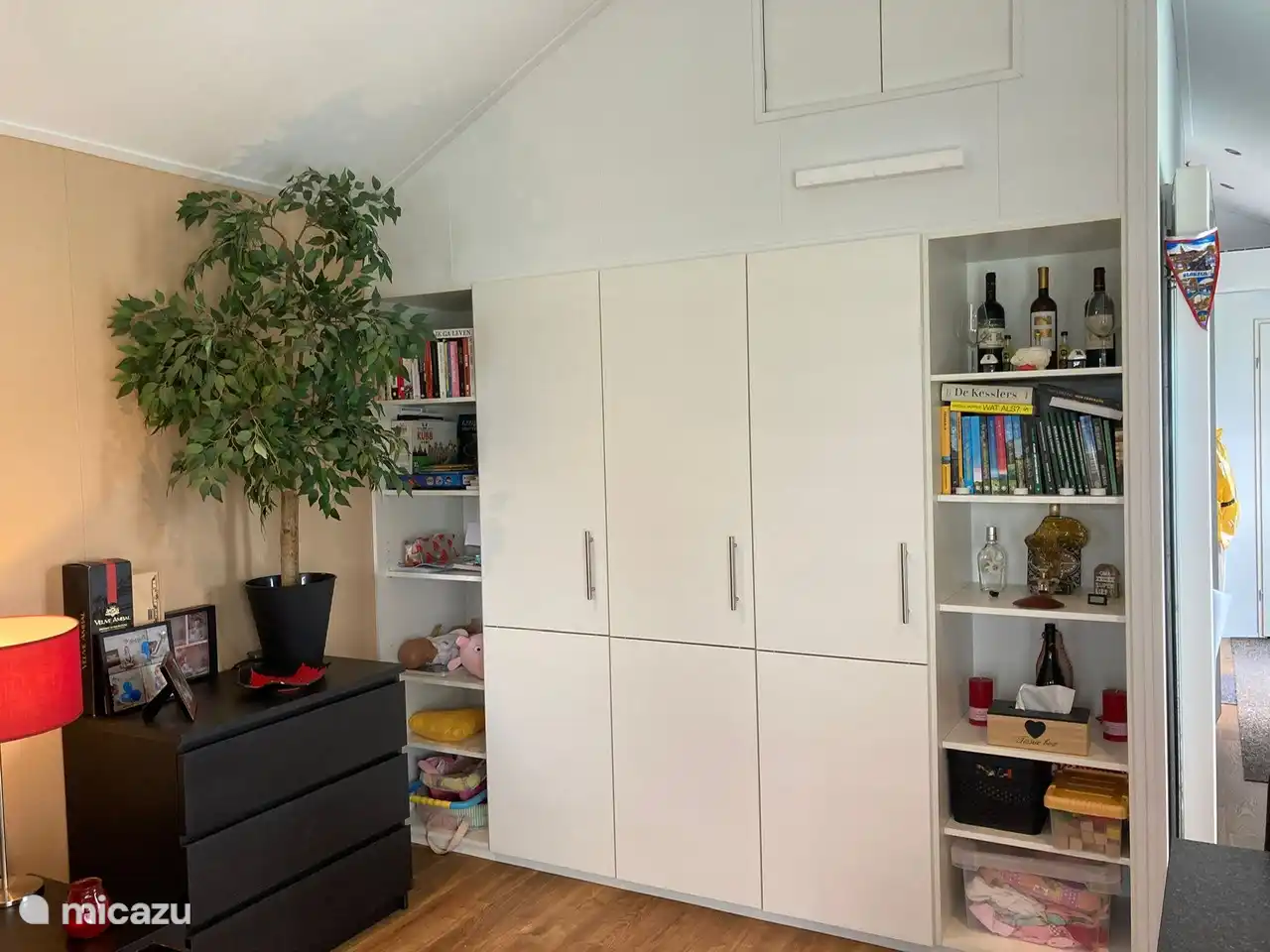 See the upper sleeper, ceiling is 3.25m