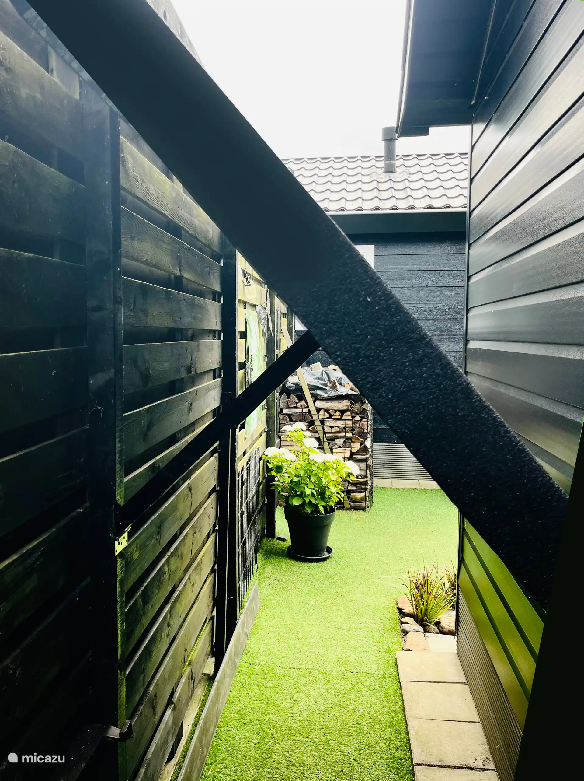 Shelter, foldable, for bicycles