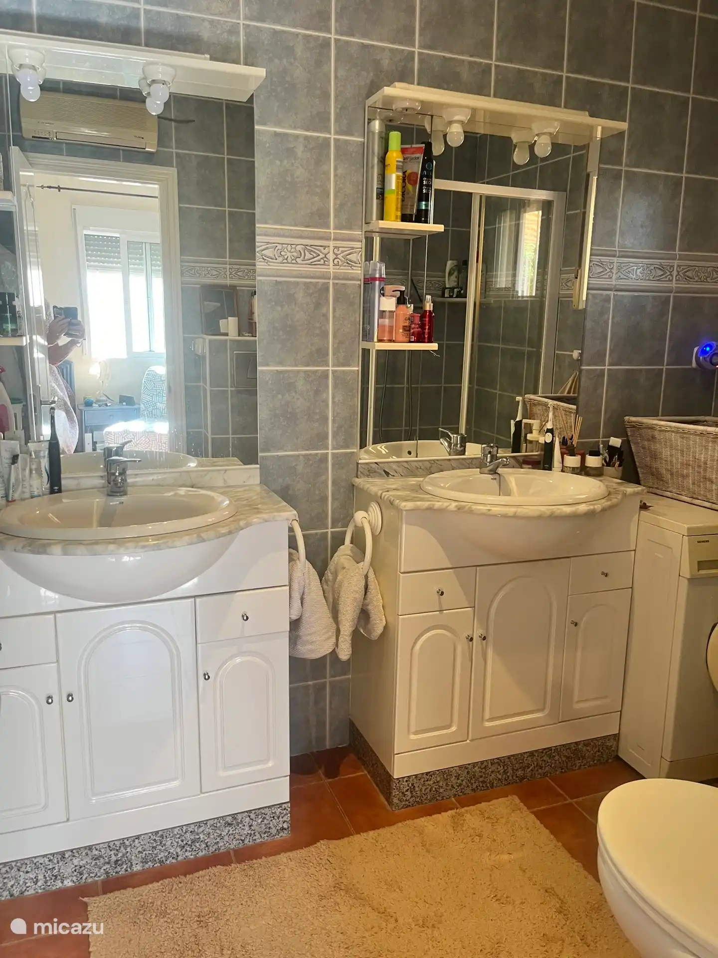 Badezimmer mit Waschmaschine