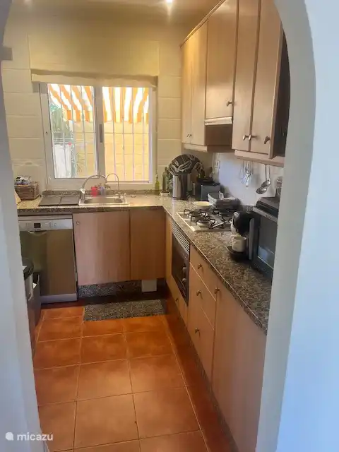 Küche mit Geschirrspüler