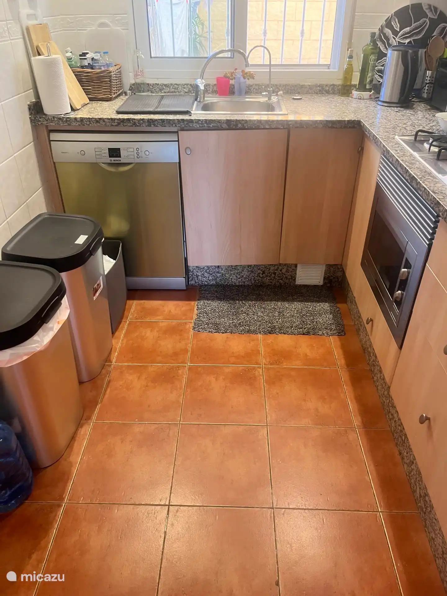 Küche mit Geschirrspüler und Multifunktionsofen