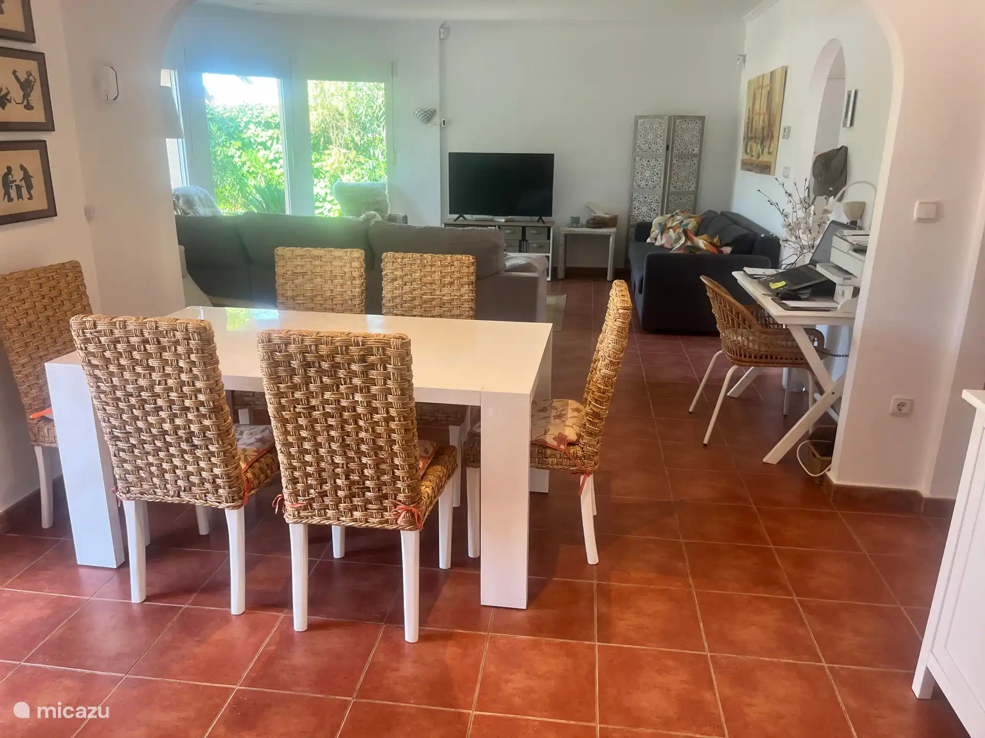 Essbereich, Büro und Lounge mit extra Dreisitzer