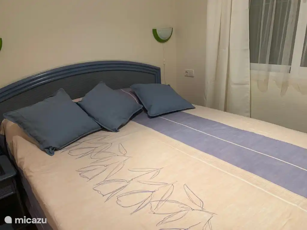 Schlafzimmer mit Einbauschränken, Bett 1,60m