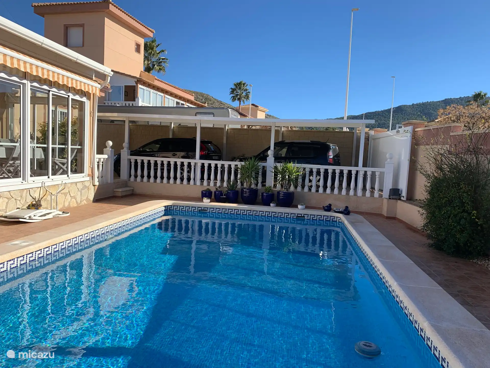 elektrisches Tor mit Carport