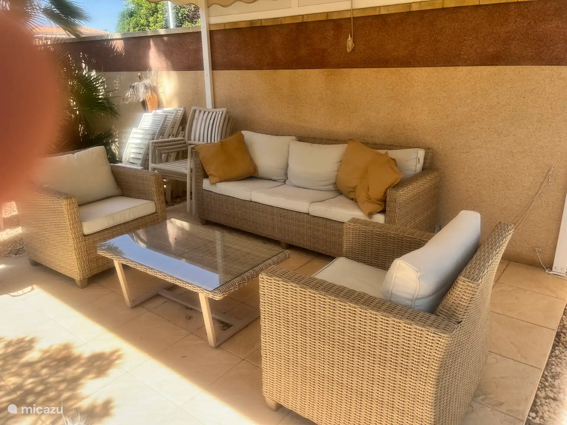 Lounge im Freien unter Pergola