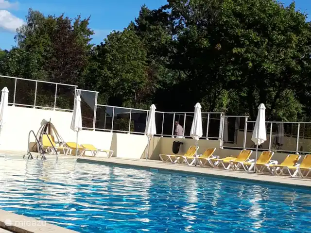 Acheter une villa | France, Charente, Écuras - Villa individuelle à Village le Chat Transats et parasols gratuits au bord de la belle piscine