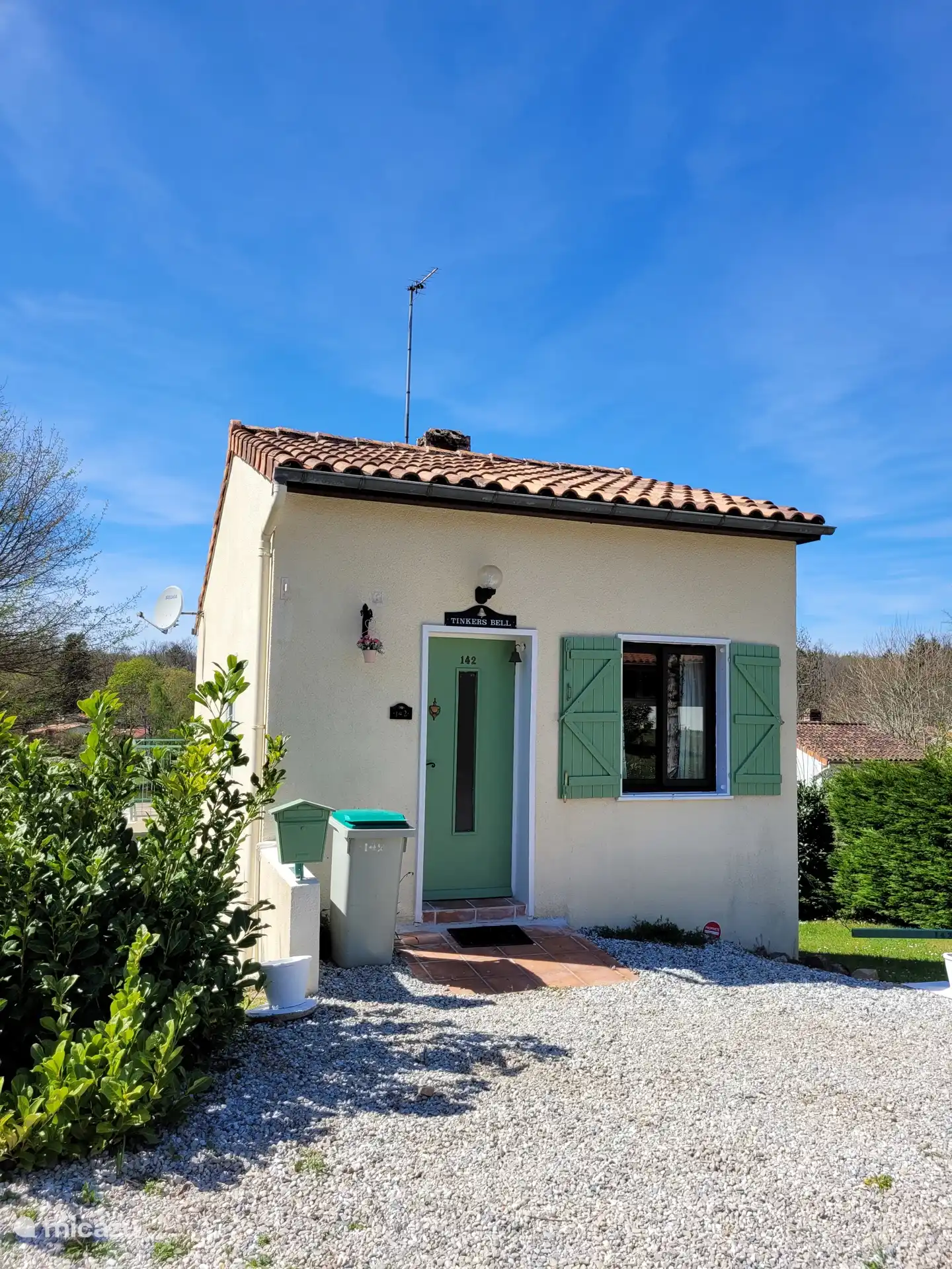 Bienvenue! A large private parking space right in front of your front door