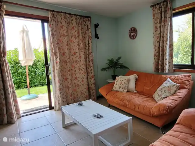 Acheter une villa | France, Charente, Écuras - Villa individuelle à Village le Chat Le séjour avec joli coin salon, Smart TV, XBOX, lecteur CD, livres et magazines