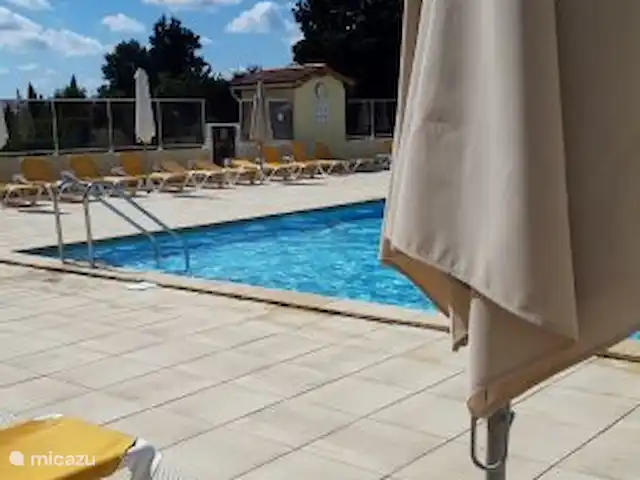Acheter une villa | France, Charente, Écuras - Villa individuelle à Village le Chat Des transats et des parasols sont disponibles gratuitement à la belle piscine