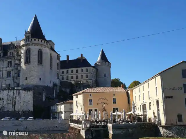 Acheter une villa | France, Charente, Écuras - Villa individuelle à Village le Chat Château La Rochefoucauld avec le restaurant De Moulin que je recommande vivement pour un délicieux dîner.