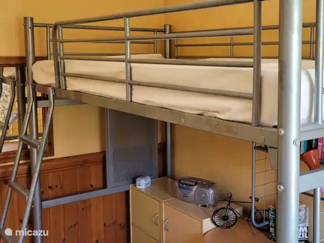 Acheter une villa | France, Charente, Écuras - Villa individuelle à Village le Chat Un lit mezzanine avec bureau, il y a aussi un écran supplémentaire pour connecter la XBOX