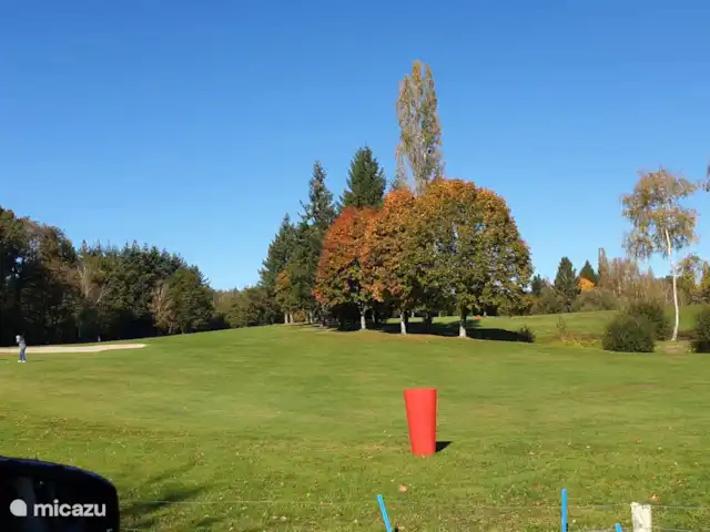 Acheter une villa | France, Charente, Écuras - Villa individuelle à Village le Chat Le magnifique parcours de golf 18 trous avec le parcours de pratique 3 par juste à l'extérieur du parc