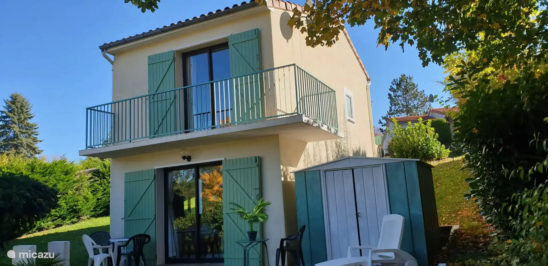 Lovely large garden with balcony, terrace, garden furniture and shed