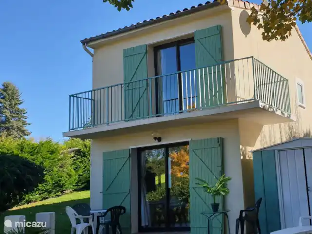 Acheter une villa | France, Charente, Écuras - Villa individuelle à Village le Chat Beau grand jardin avec balcon, terrasse, salon de jardin et cabanon