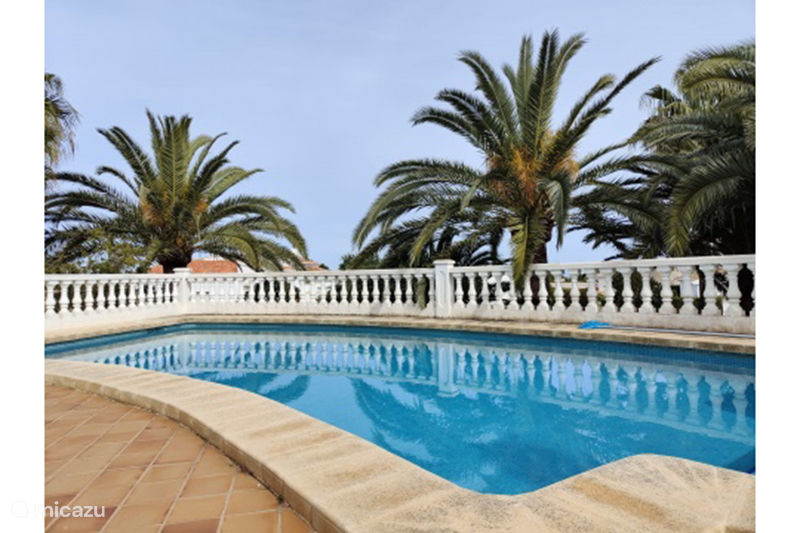 Villa met zwembad en zeezicht