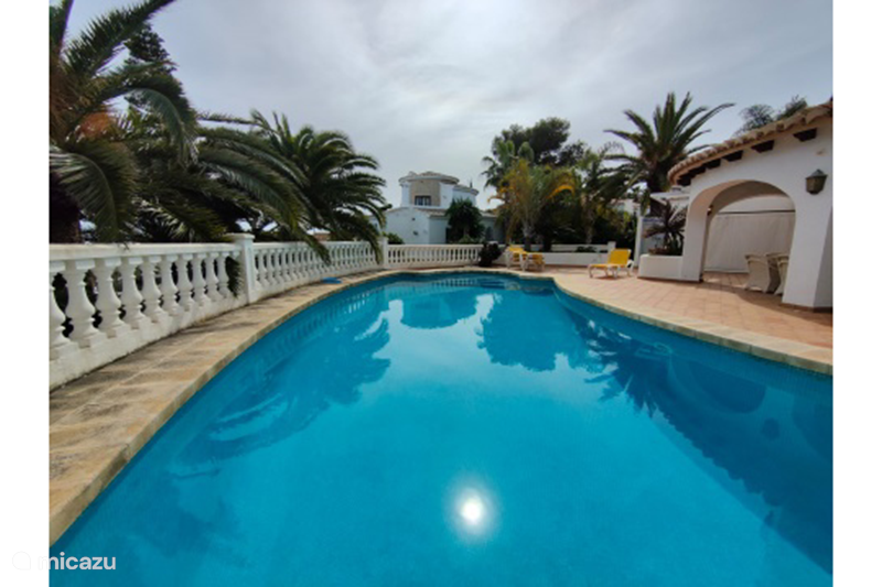 Villa met zwembad en zeezicht