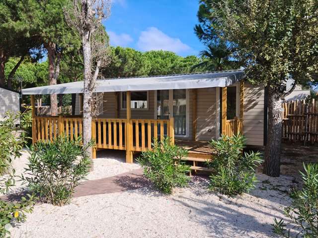Buy a holiday home in France, Hérault – chalet Chalet on the Mediterranean Sea!