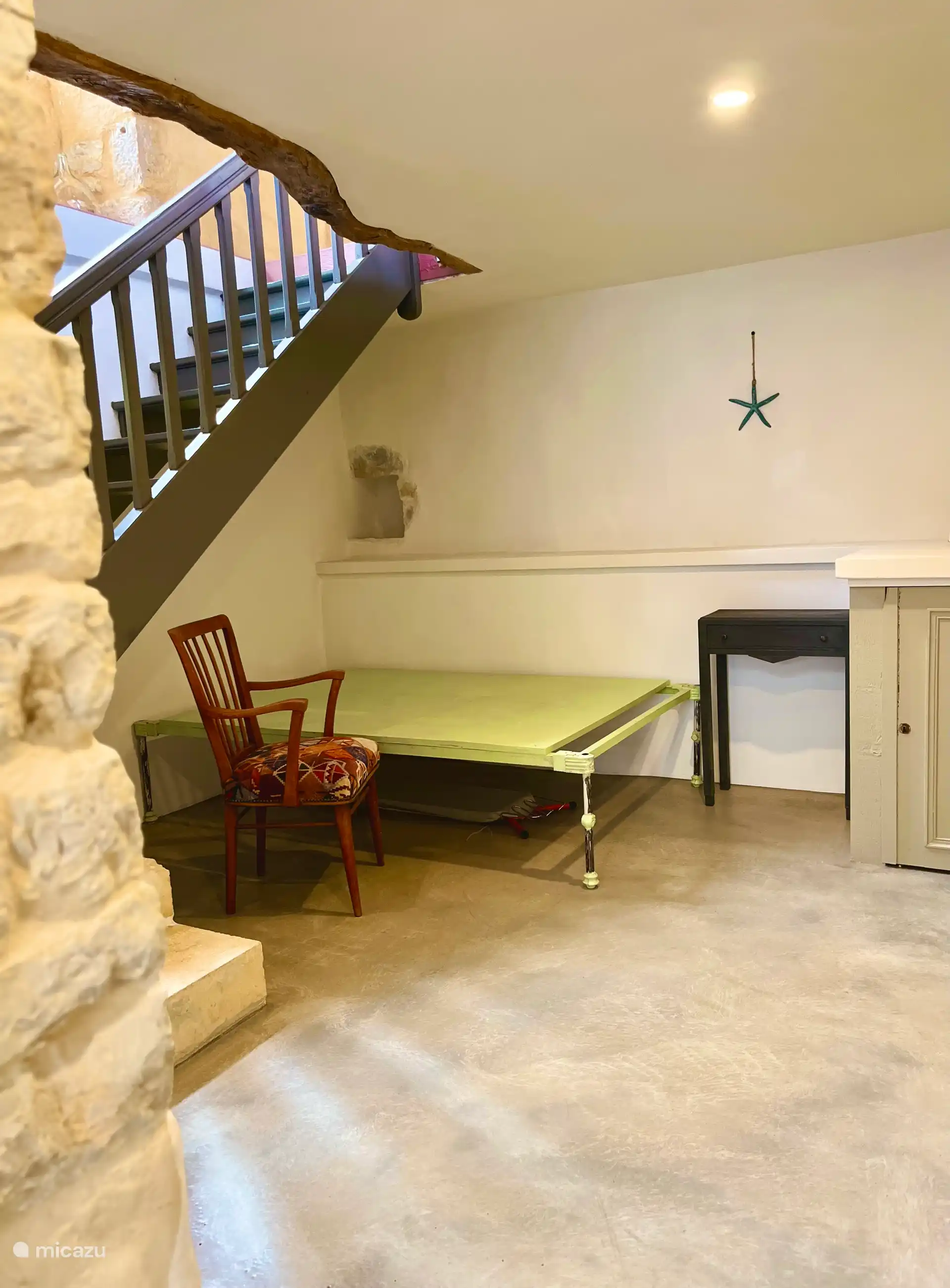 trap naar boven woonkamer gite, hal beneden met plek om de wijn op te slaan :)