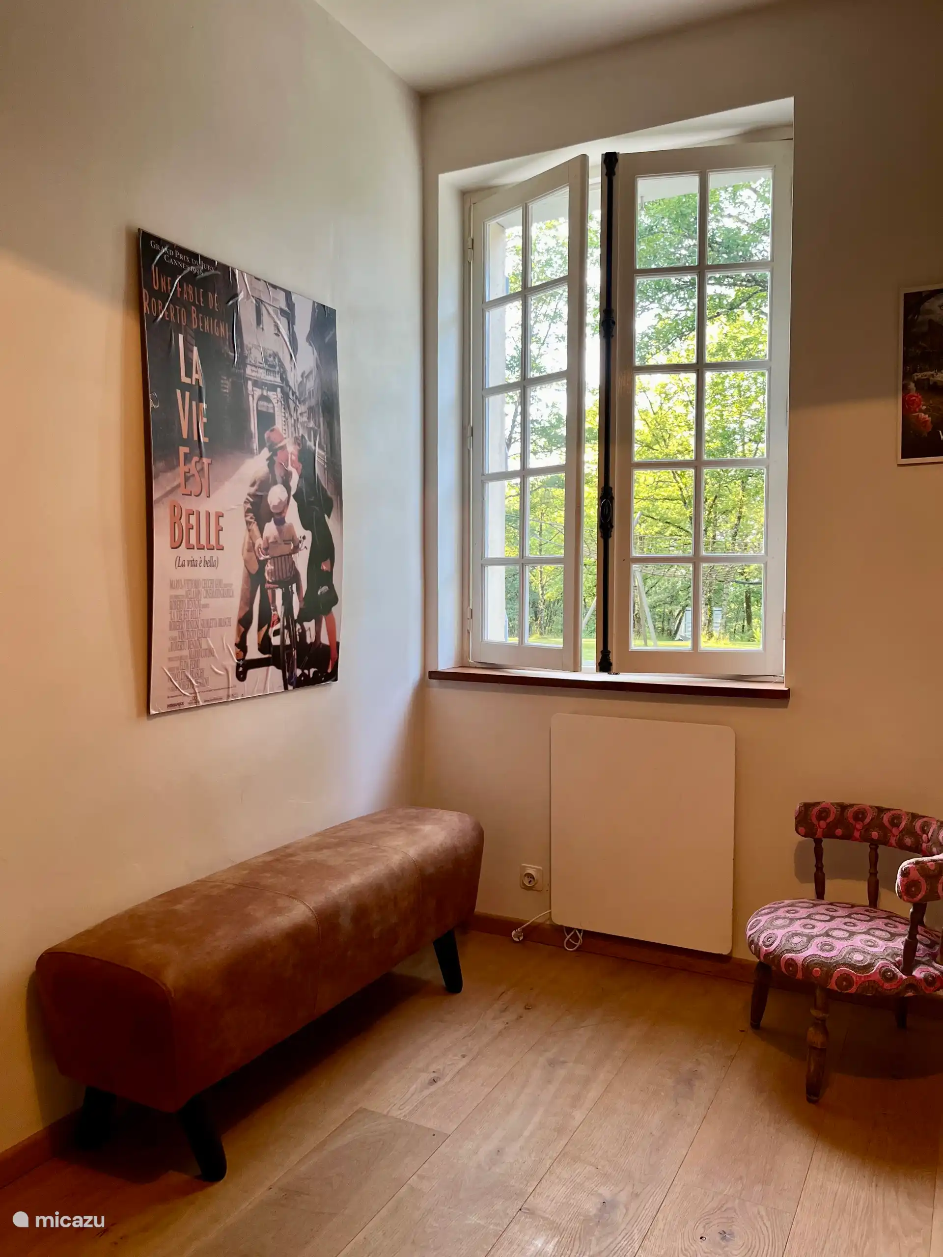 gite Cozy slaapkamer met houten stapelbed en uitzicht op park