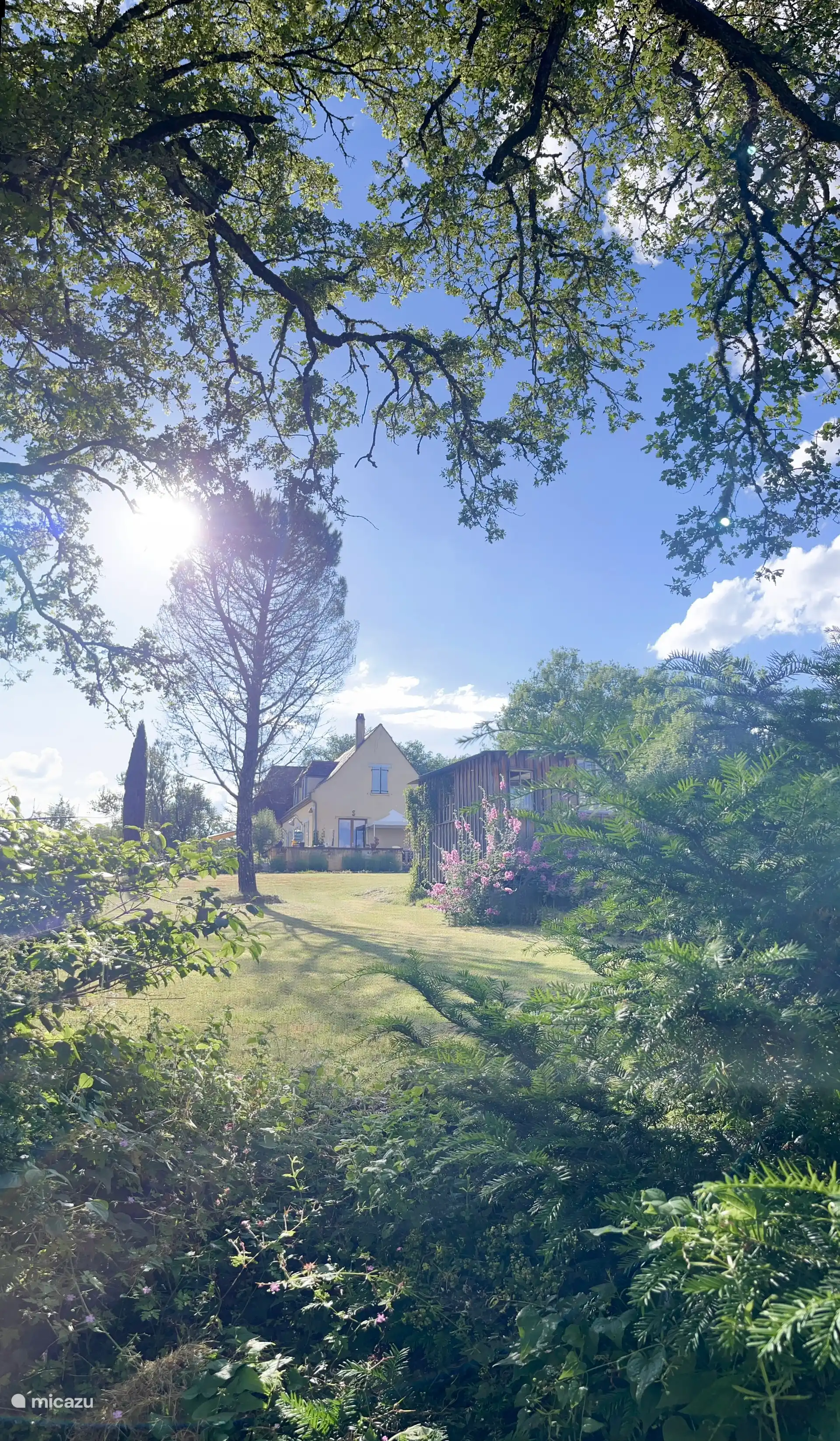 poolhouse en daarachter het hoofdhuis met groot terras en fenomenaal uitzicht