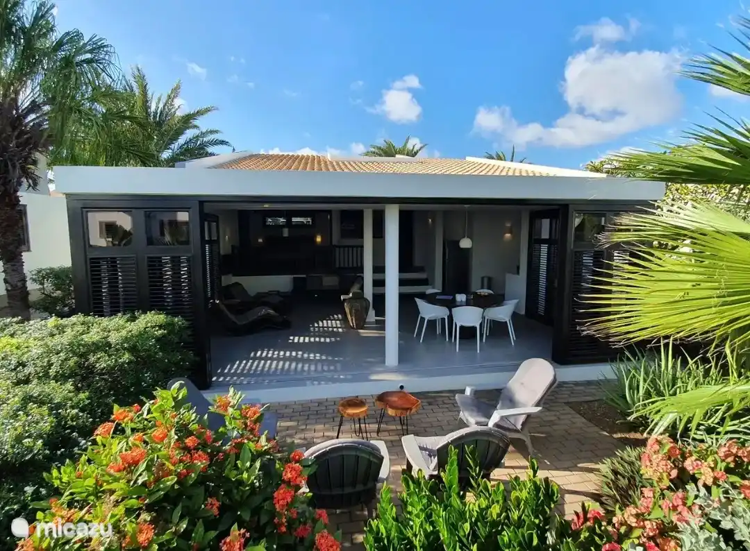 vakantiehuis kopen in Sint Willibrordus, Banda Abou (west), Curaçao – Blue BayGarden bij strand en zwembad