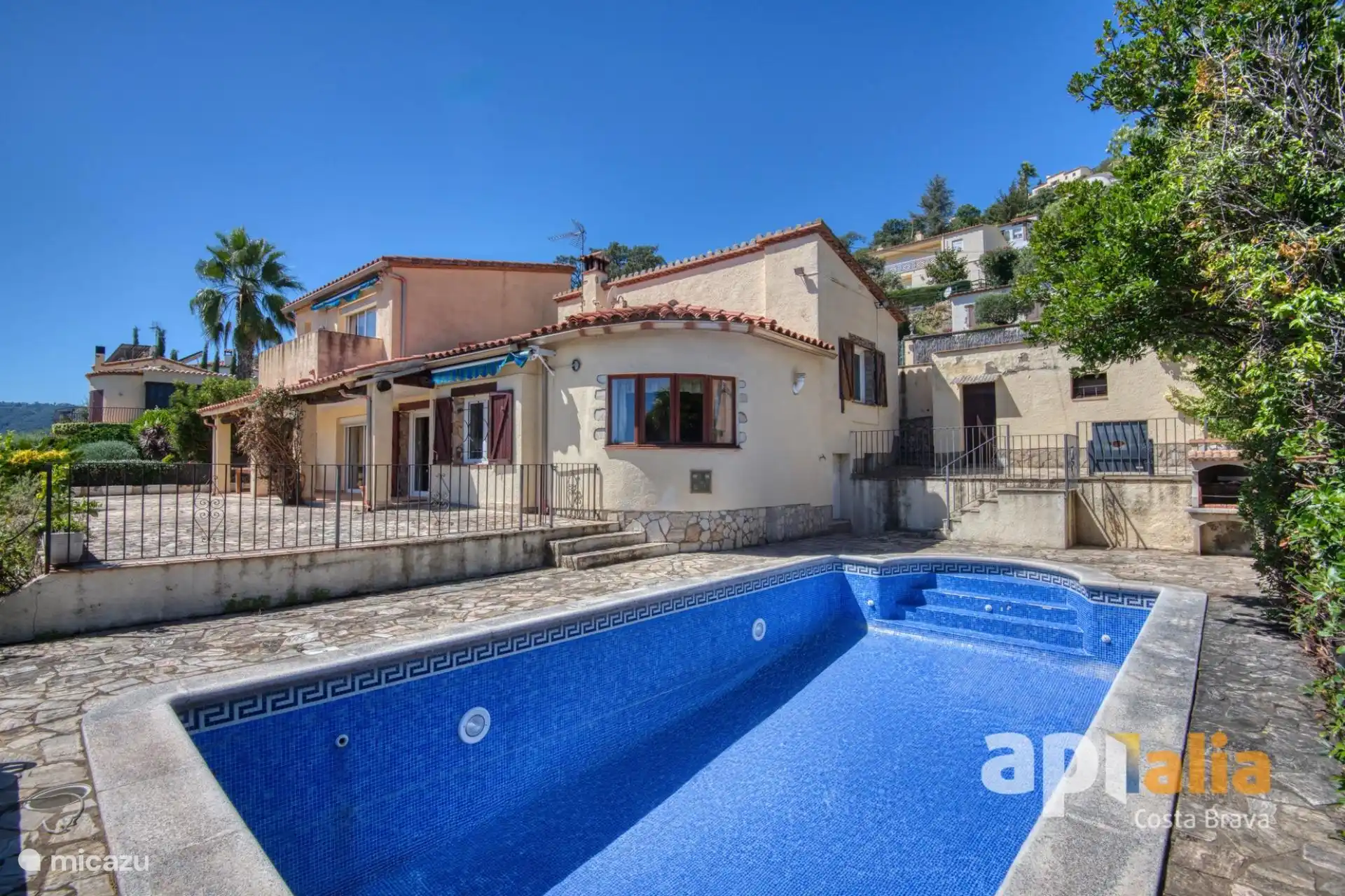 Comprar una chalet en España – Casa con vistas y piscina privada