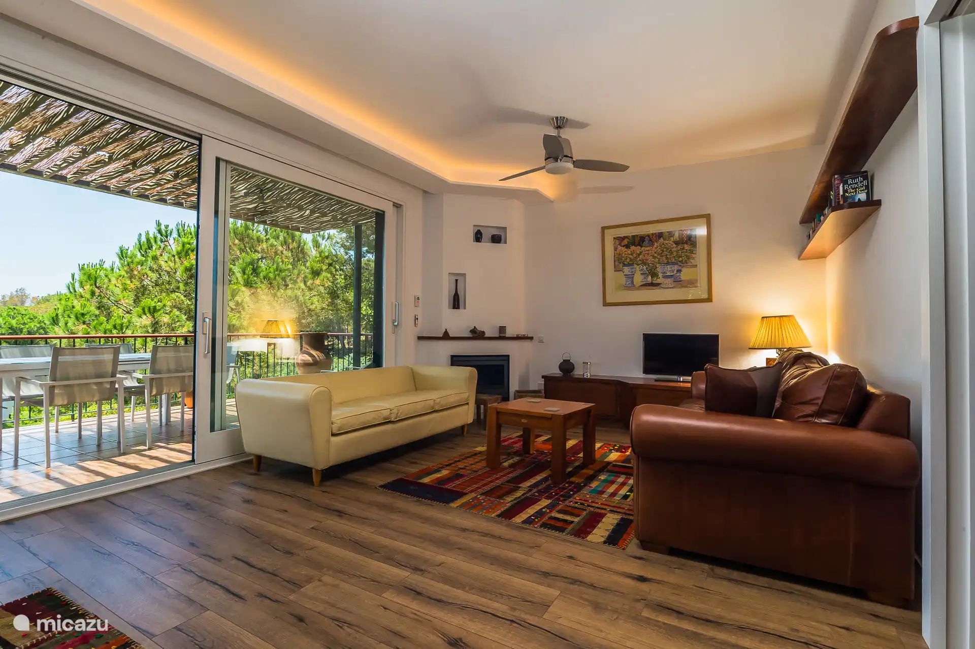 Zitkamer met airconditioning en toegang tot een groot balkon