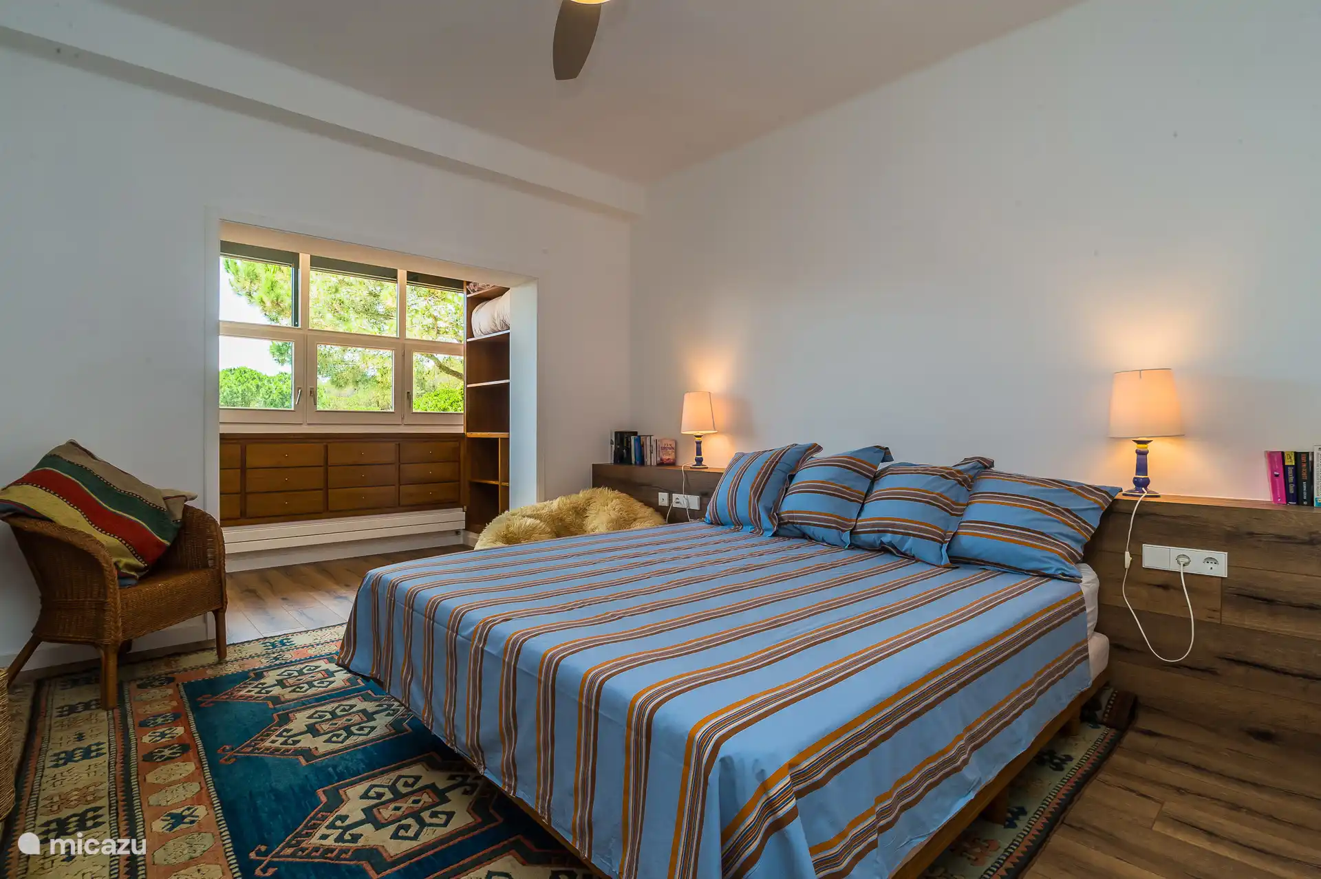 Hoofdslaapkamer met airconditioning. 