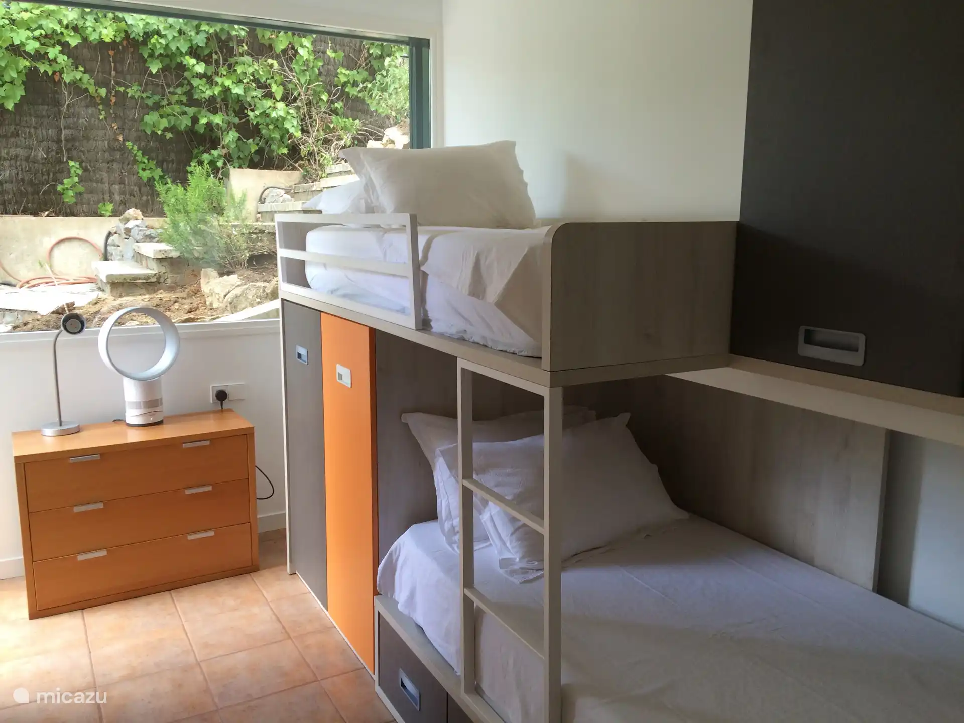 Slaapkamer met een en-suite doucheruimte 