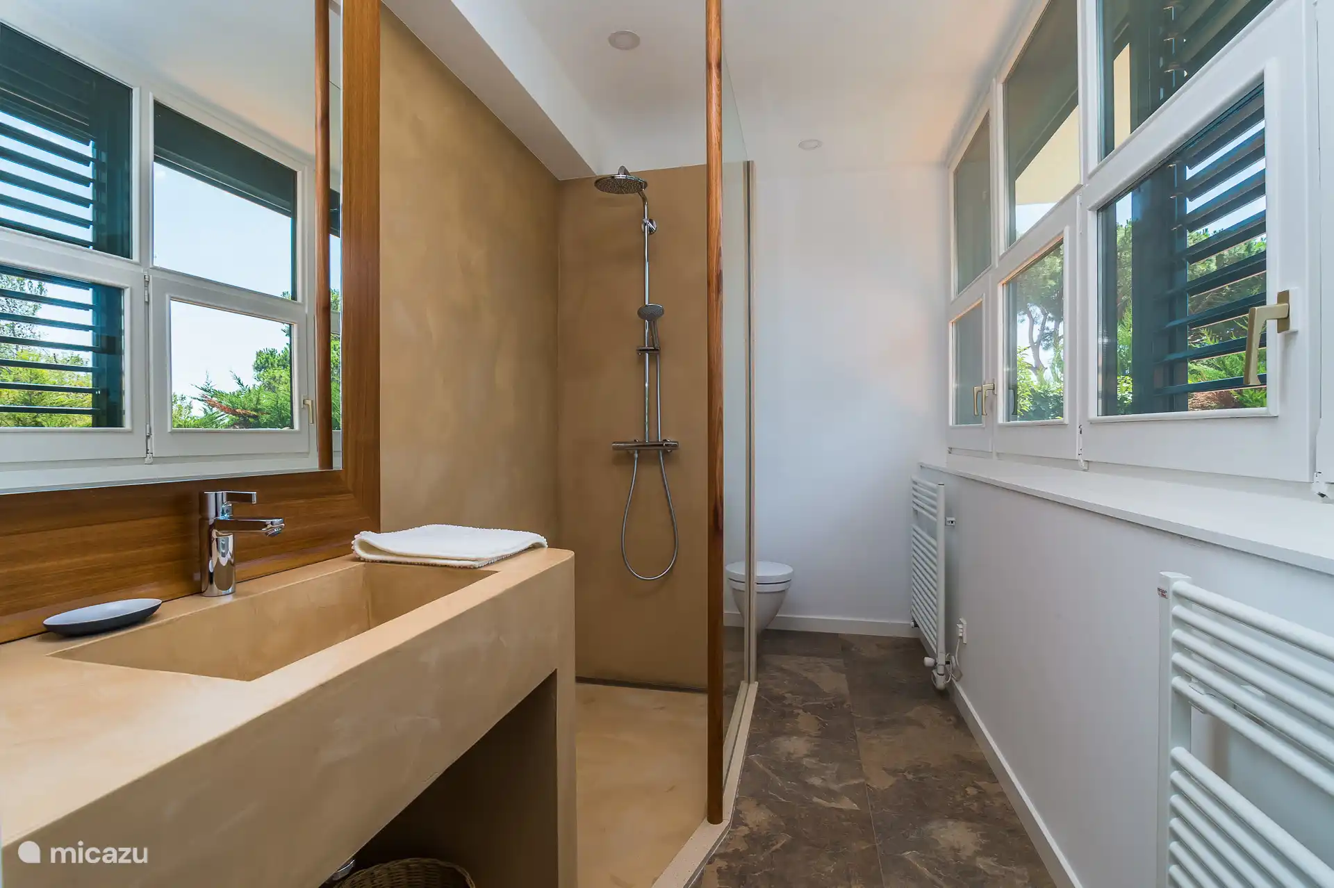 En-suite doucheruimte tot master bedroom